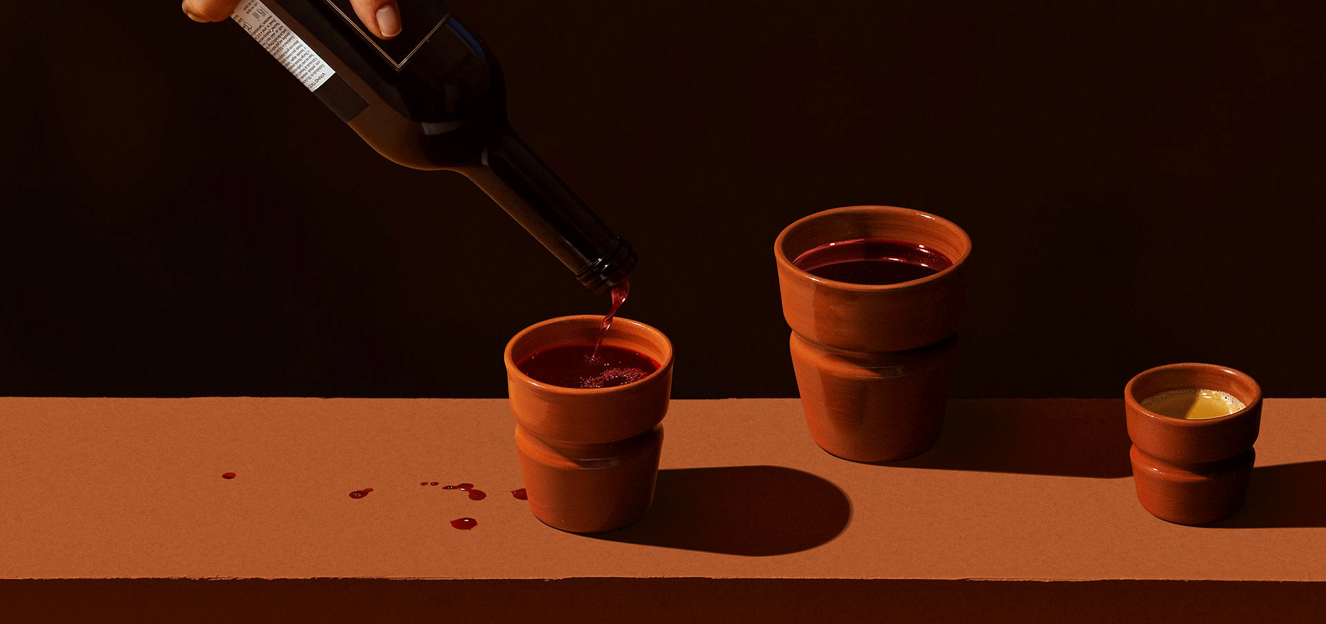 Featuring handmade clay terracotta tumblers and mugs, hand painted ceramic Portuguese espresso cups, coffee mugs and teacups, traditional clay pitchers and modern terracotta carafes, juice jugs and wine pitchers.