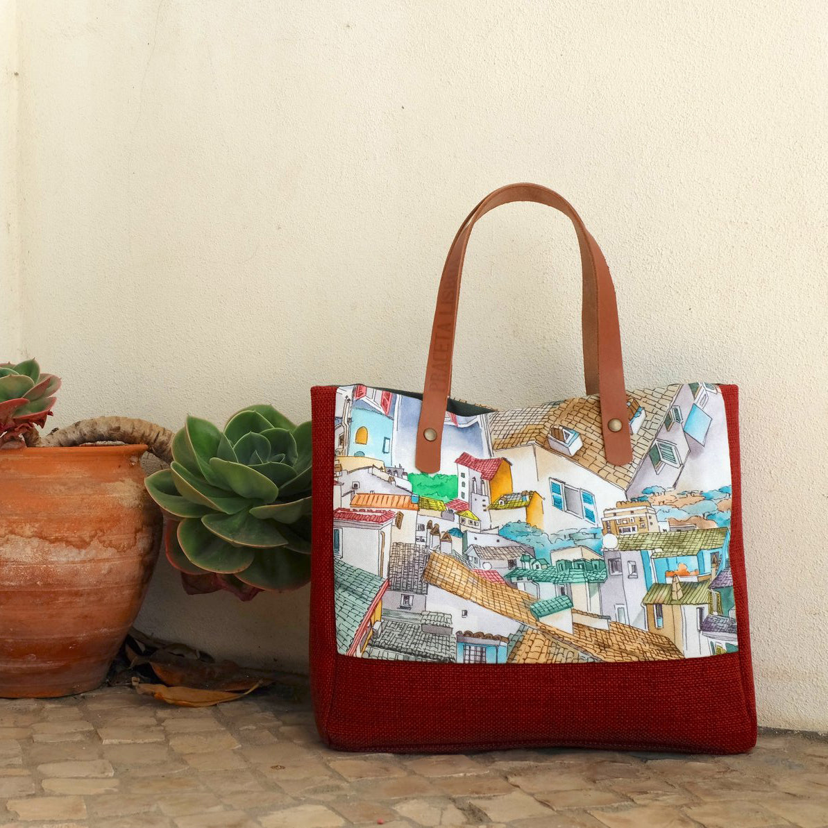 Handmade and sustainable purses for women made in Portugal by the most skilful artisans.  