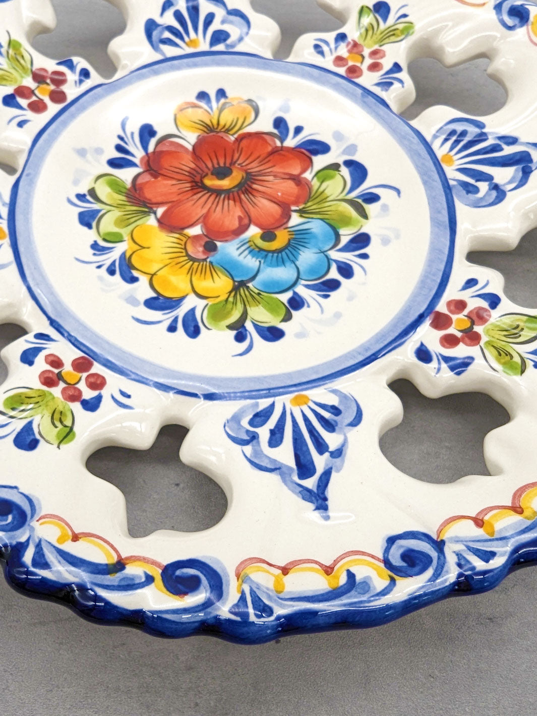 8.25-Inch Hand-Painted Alcobaça Ceramic Decorative Plate