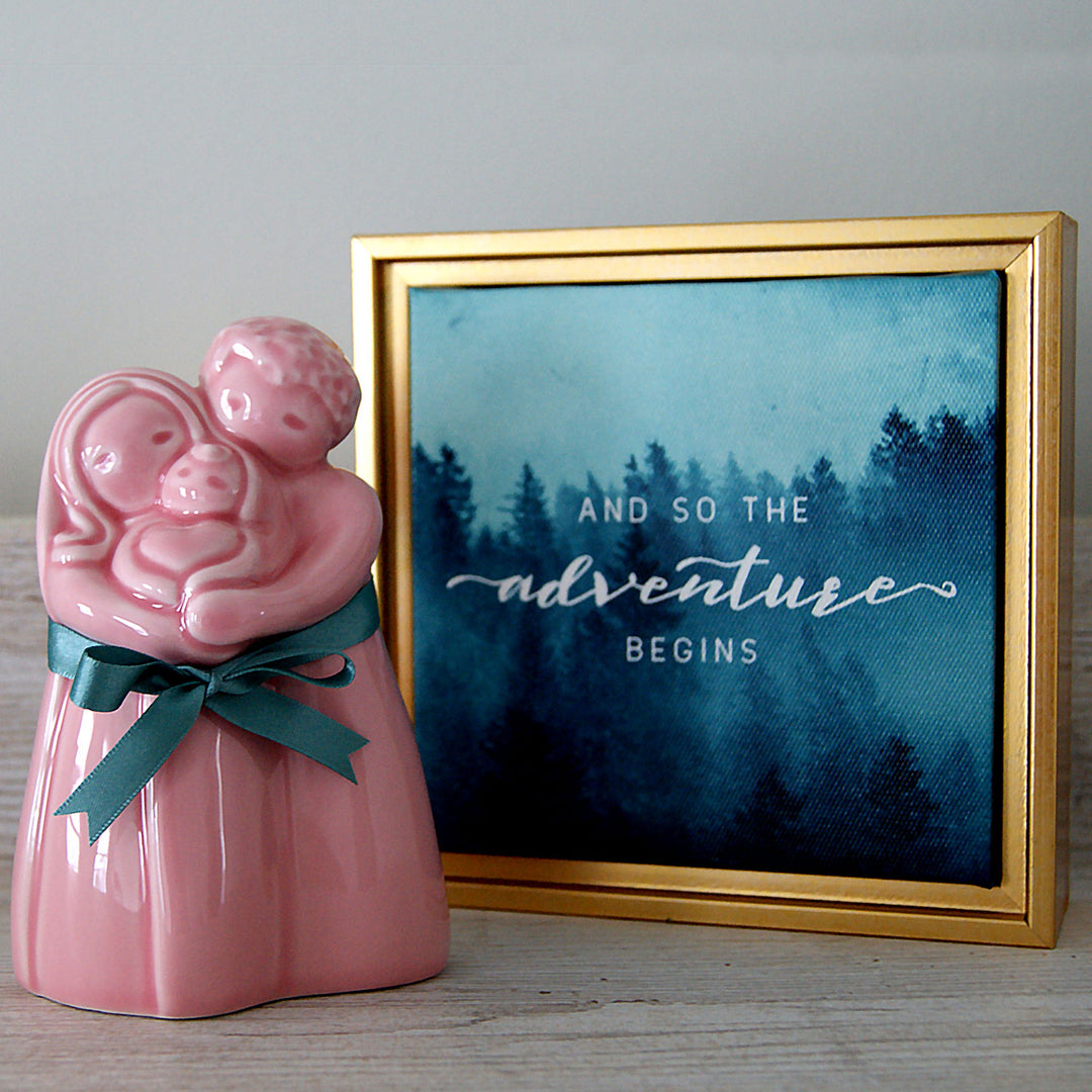 Portuguese contemporary ceramic figurines produced according to traditional techniques. No sketches, plans or doodles are used in the manufacturing process. Mané Pupo expresses directly in the clay her memories, dreams, longings and even fears.