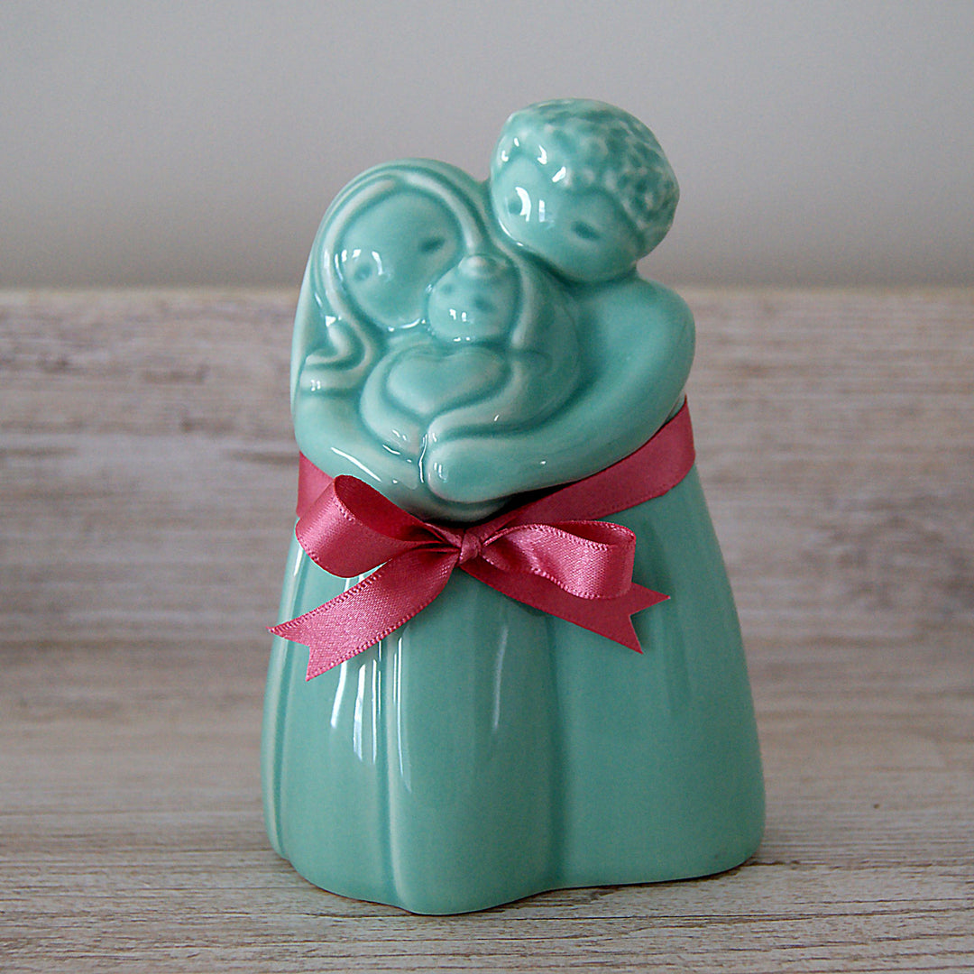 Handmade in Portugal, using sustainable materials, My Family will be present in the person’s life for many years and will represent a sweet conversation when the baby is a child and asks about the day this gift arrived at their home. And one day, it might even represent the arrival of the second generation.