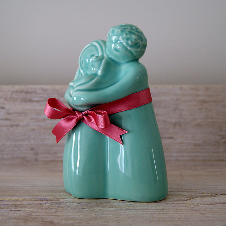 No sketches, plans or doodles are used in the manufacturing process Mané Pupo expresses directly in the clay her memories, dreams, longings and even fears