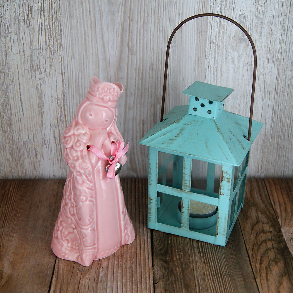 Portuguese artist Mané Pupo hand carves the original of each Rosa Malva sculptures, promoting love and affections through tender ceramic figurines. Our pieces are packed with care in a beautiful gift box to celebrate Joy and Love with those who receive it.