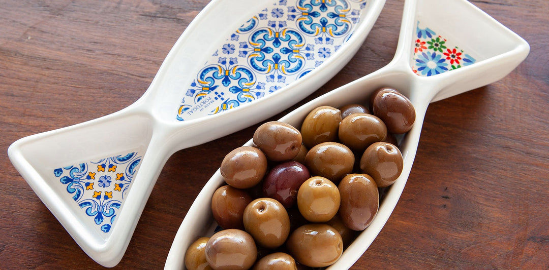 Sourced locally and directly from real artisans, at We Are Portugal you will find olive serving dishes with pit holder in various colors and shapes. 