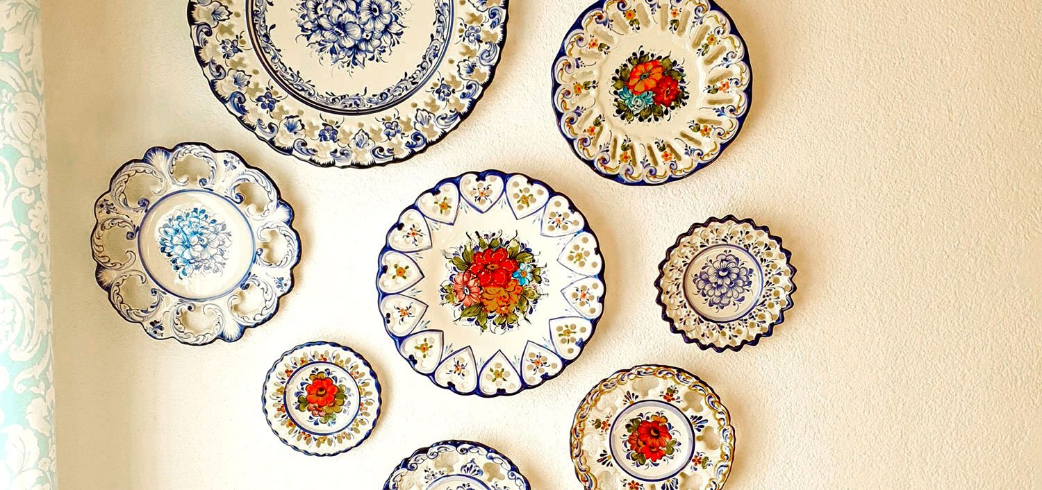 Create an art gallery in your living room or home office with our hand painted traditional Portuguese ceramic wall plates and platters. 
