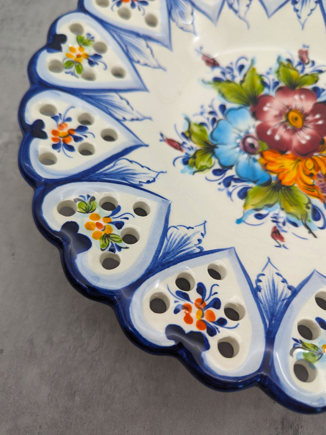 11.5 Inch Hand painted Alcobaça Ceramic Decorative Plate Border Hearts