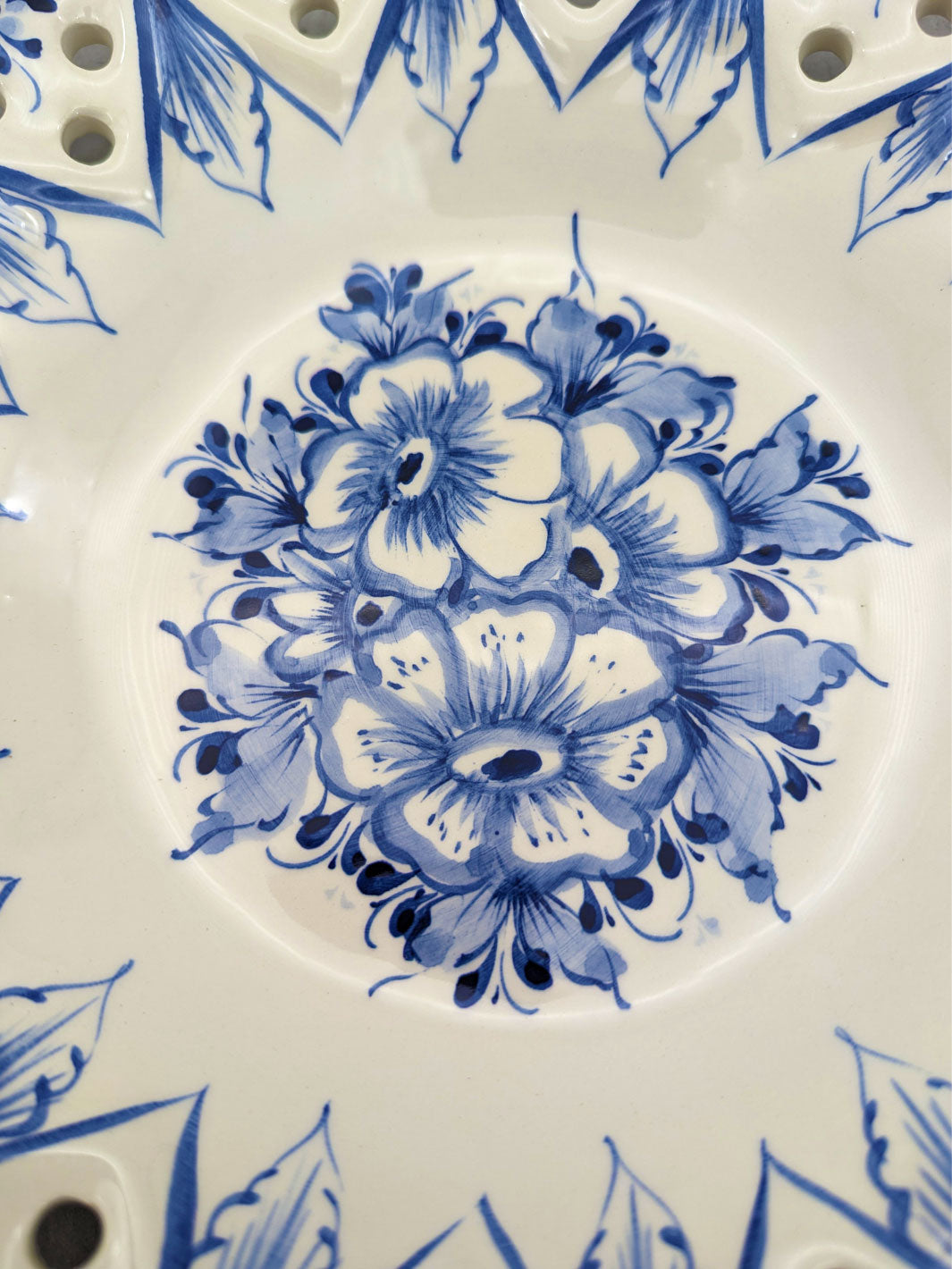 11.5 Inch Hand painted Blue and White Alcobaça Ceramic Decorative Plate Border Hearts