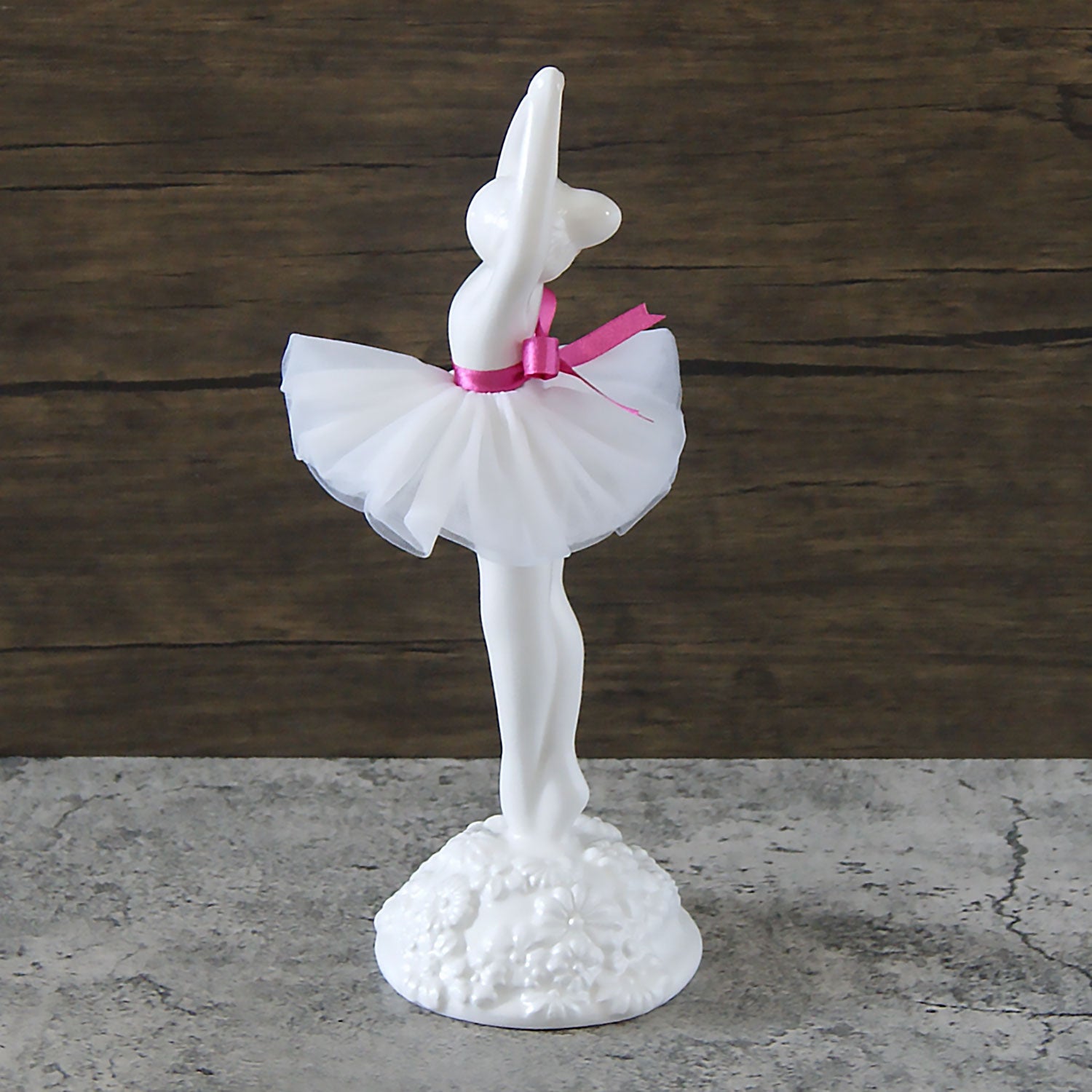 No sketches, plans or doodles are used in the manufacturing process Mané Pupo expresses directly in the clay her memories, dreams, longings and even fears