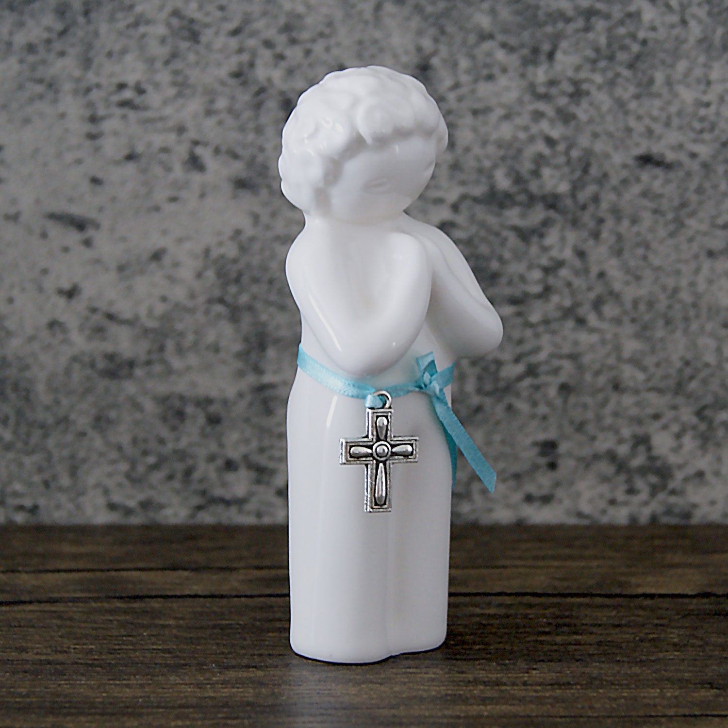 Portuguese artist Mané Pupo hand carves the original of each Rosa Malva sculptures, promoting love and affections through tender ceramic sculptures. Our pieces are packed with care in a beautiful gift box to celebrate Joy and Love with those who receive it.