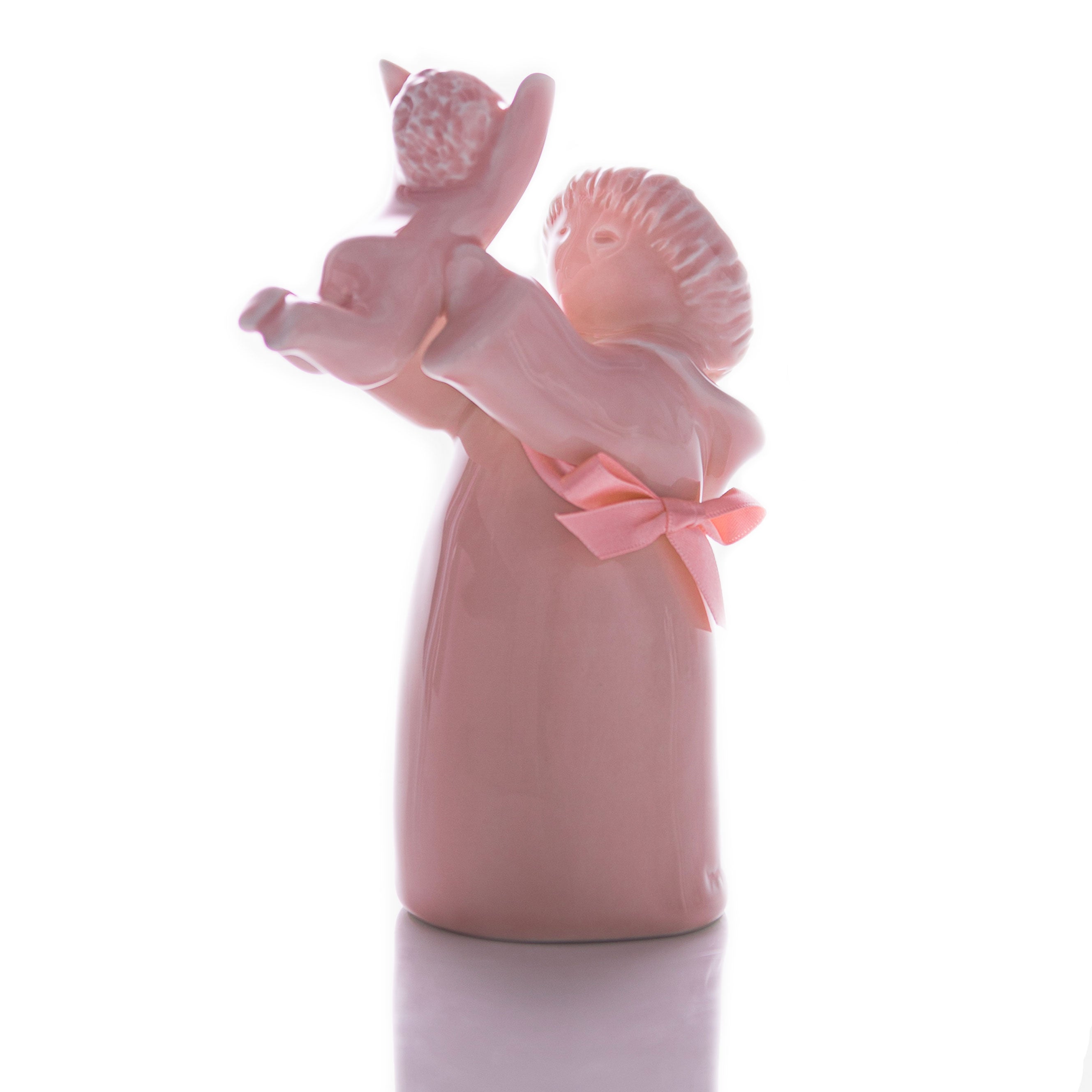 Our ceramic figurine, 100% handmade with sustainable materials, is a more modern take on the representation of this dear saint and is the perfect way of showing your faith and the values of kindness that Saint Anthony had.
