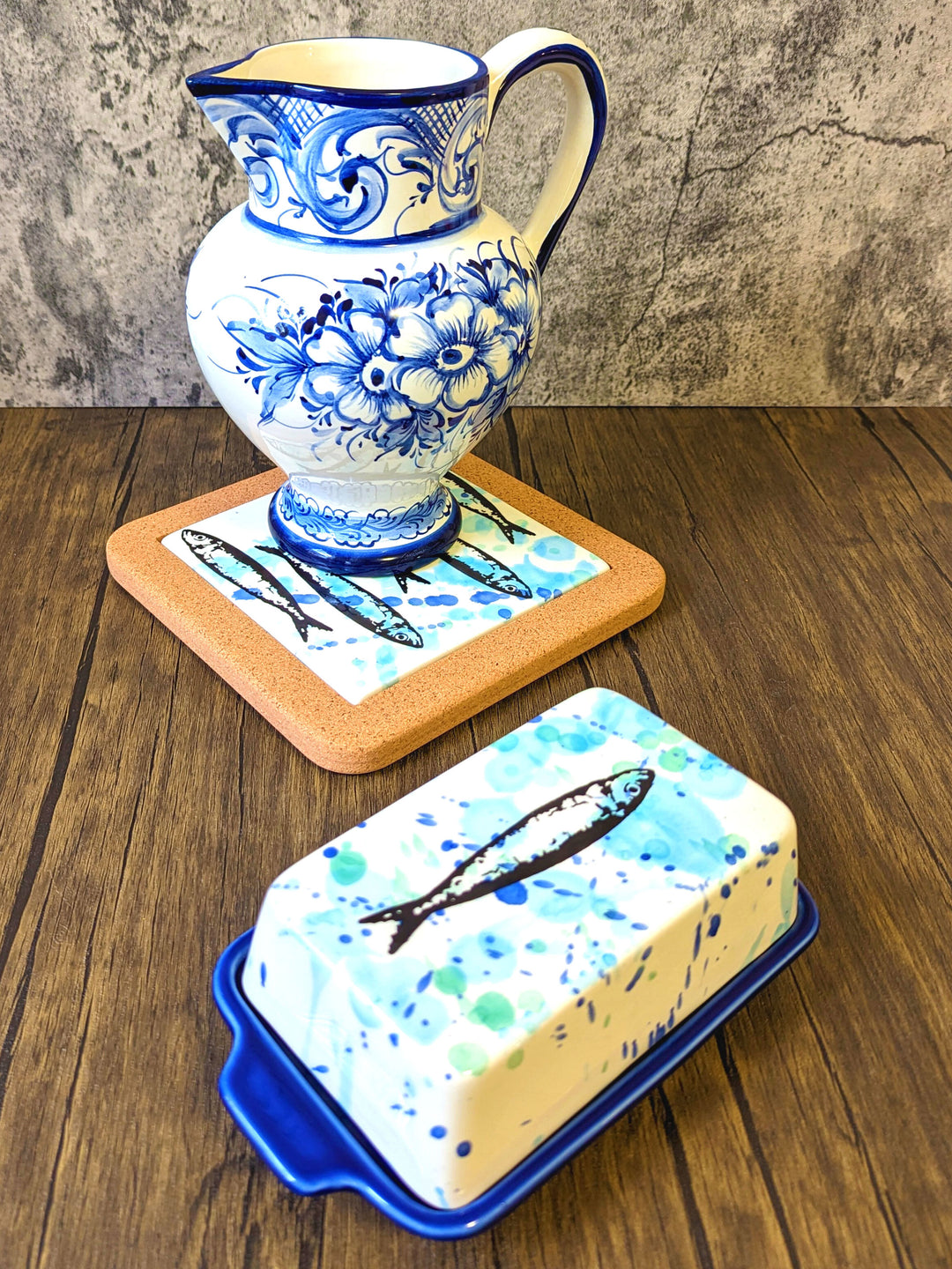 https://weareportugal.com/cdn/shop/products/Splash-Sardine-Portuguese-Pottery-Ceramic-Hand-Painted-Butter-Dish-with-Lid_32.jpg?v=1673391610&width=1080